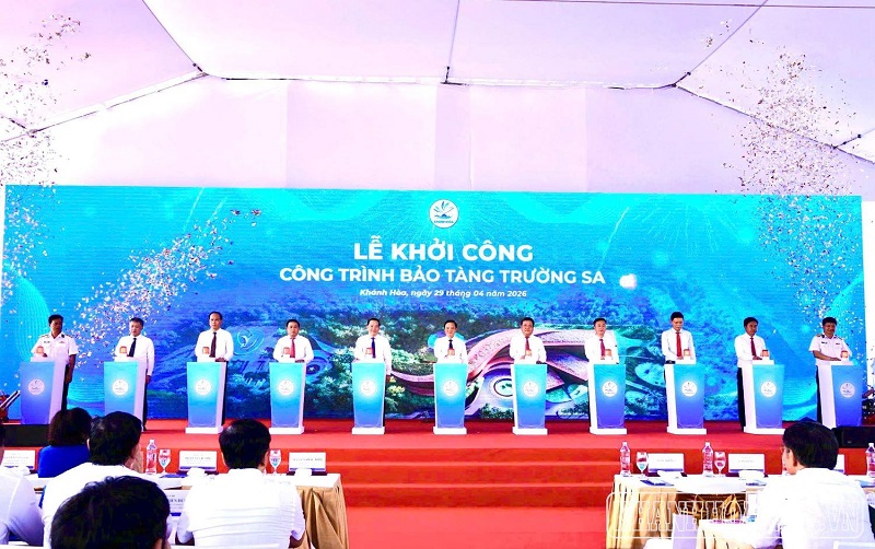 C&aacute;c đại biểu thực hiện nghi thức khởi c&ocirc;ng Dự &aacute;n Bảo t&agrave;ng Trường Sa. Ảnh: Thanh Thanh