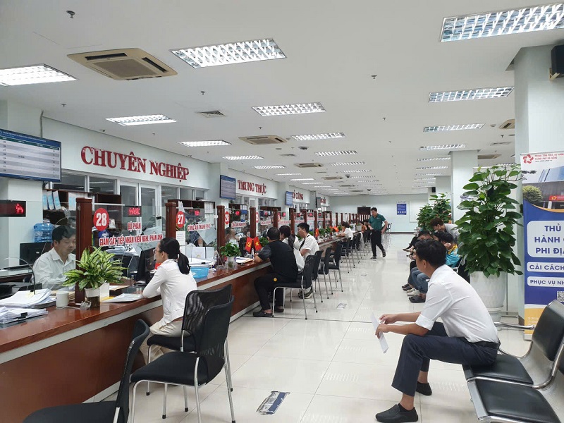 Người d&acirc;n, doanh nghiệp l&agrave;m thủ tục h&agrave;nh ch&iacute;nh tại Trung t&acirc;m h&agrave;nh ch&iacute;nh c&ocirc;ng th&agrave;nh phố Đ&agrave; Nẵng. Ảnh: Linh Đan