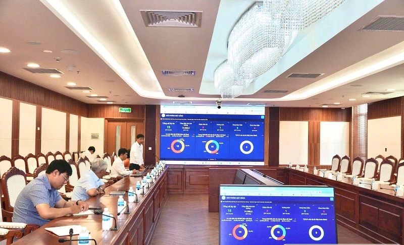 Sở khoa học v&agrave; c&ocirc;ng nghệ (người đứng) b&aacute;o c&aacute;o về phần mềm.