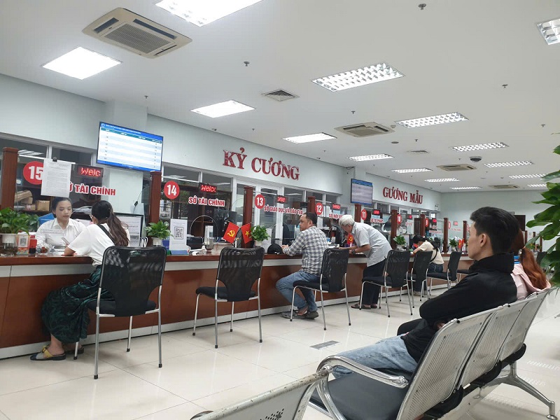 Người d&acirc;n l&agrave;m thủ tục h&agrave;nh ch&iacute;nh tại Trung t&acirc;m h&agrave;nh ch&iacute;nh c&ocirc;ng TP.Đ&agrave; Nẵng. Ảnh: Linh Đan