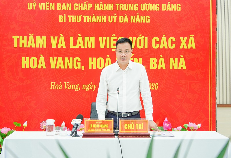 B&iacute; thư Th&agrave;nh ủy, Trưởng đo&agrave;n đại biểu Quốc hội th&agrave;nh phố L&ecirc; Ngọc Quang l&agrave;m việc với Đảng ủy c&aacute;c x&atilde; H&ograve;a Vang, H&ograve;a Tiến, B&agrave; N&agrave;.