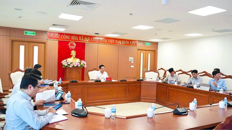 Ph&oacute; chủ tịch UBND tỉnh Kh&aacute;nh H&ograve;a Trịnh Minh Ho&agrave;ng chủ tr&igrave; cuộc họp nghe Ban quản l&yacute; Dự &aacute;n đầu tư x&acirc;y dựng tỉnh Kh&aacute;nh H&ograve;a b&aacute;o c&aacute;o tiến độ thực hiện c&aacute;c Dự &aacute;n.