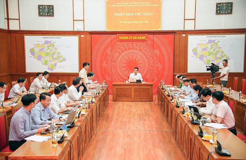 B&iacute; thư Th&agrave;nh ủy Đ&agrave; Nẵng L&ecirc; Ngọc Quang chủ tr&igrave; phi&ecirc;n thứ nhất của Ban Chỉ đạo về ch&iacute;nh s&aacute;ch nh&agrave; ở v&agrave; thị trường bất động sản th&agrave;nh phố.