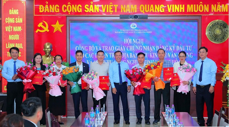 Ban quản l&yacute; Khu kinh tế v&agrave; Khu c&ocirc;ng nghiệp tỉnh Kh&aacute;nh H&ograve;a cho biết vừa trao giấy chứng nhận đăng k&yacute; đầu tư cho c&aacute;c Dự &aacute;n tr&ecirc;n địa b&agrave;n Khu kinh tế V&acirc;n Phong v&agrave; c&aacute;c khu c&ocirc;ng nghiệp của tỉnh