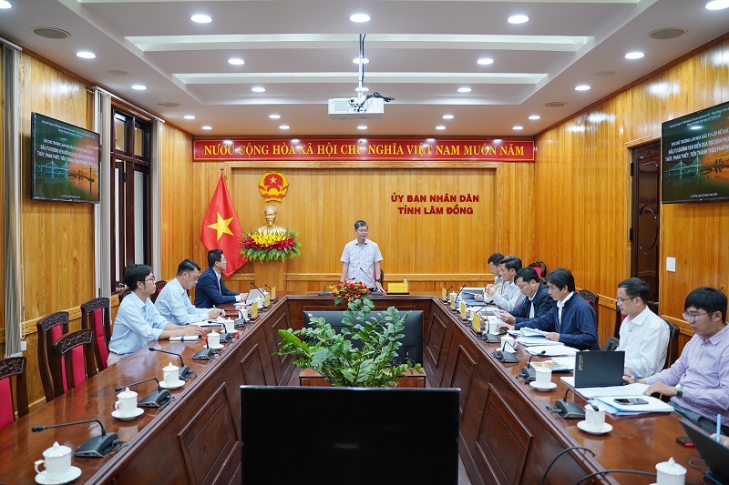 Ph&oacute; chủ tịch UBND tỉnh Nguyễn Hồng Hải chủ tr&igrave; buổi l&agrave;m việc nghe Li&ecirc;n danh CC1-QLTS-CC1 - DECOFI b&aacute;o c&aacute;o việc lập hồ sơ đề xuất Dự &aacute;n Đường ven biển qua địa b&agrave;n c&aacute;c phường tại khu vực ph&iacute;a Đ&ocirc;ng của tỉnh.