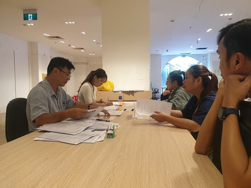 Người dân nộp hồ sơ đăng ký mua nhà ở xã hội tại một Dự án tại Đà Nẵng. Ảnh: Linh Đan