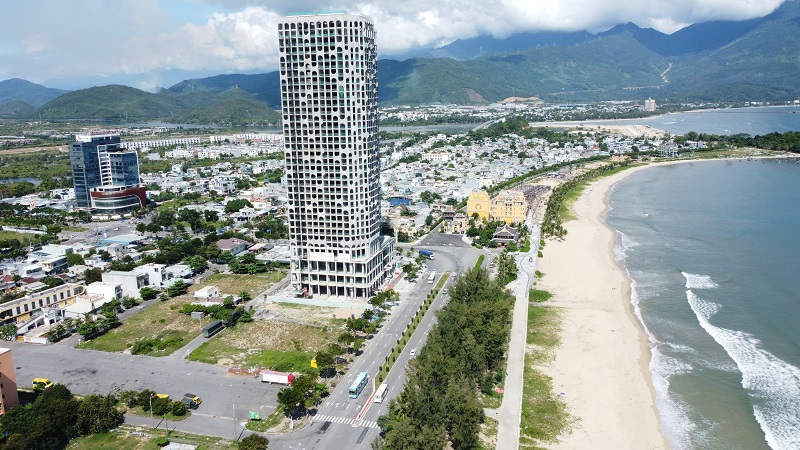 Theo b&aacute;o c&aacute;o từ đơn vị tư vấn, định hướng ph&aacute;t triển kh&ocirc;ng gian đ&ocirc; thị Đ&agrave; Nẵng mới được x&acirc;y dựng theo m&ocirc; h&igrave;nh &ldquo;3 v&ugrave;ng - 3 cực - 2 trục - 4 h&agrave;nh lang&rdquo;, trong đ&oacute; nhấn mạnh c&aacute;c h&agrave;nh lang kết nối Đ&ocirc;ng - T&acirc;y nhằm tạo li&ecirc;n kết giữa khu vực ven biển, đ&ocirc; thị, c&ocirc;ng nghiệp với v&ugrave;ng trung du, miền n&uacute;i ph&iacute;a T&acirc;y.