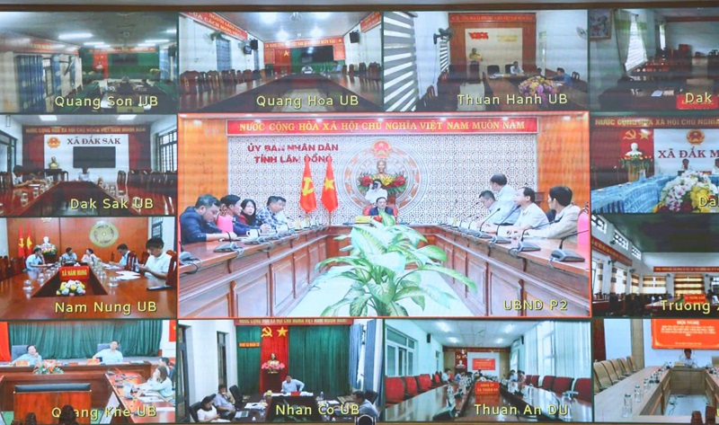 Cuộc họp được kết nối trực tuyến đến c&aacute;c x&atilde;, phường. Ảnh: Hạ Ch&uacute;c