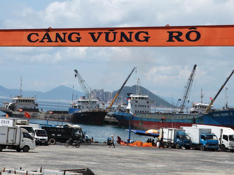 Cảng Vũng R&ocirc; l&agrave; một trong những c&ocirc;ng tr&igrave;nh hạ tầng kỹ thuật quy m&ocirc; của Khu kinh tế Nam Ph&uacute; Y&ecirc;n.