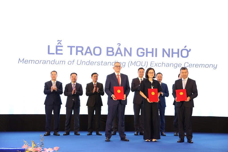 h&agrave;nh phố Đ&agrave; Nẵng v&agrave; c&aacute;c đối t&aacute;c trong nước, quốc tế đ&atilde; trao 5 bi&ecirc;n bản ghi nhớ (MOU) v&agrave; &yacute; định thư hợp t&aacute;c nhằm th&uacute;c đẩy ph&aacute;t triển Trung t&acirc;m T&agrave;i ch&iacute;nh quốc tế v&agrave; hệ sinh th&aacute;i đổi mới s&aacute;ng tạo của th&agrave;nh phố.