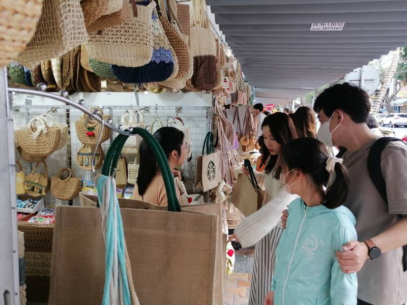 Du khách Hàn Quốc đến Đà Nẵng du lịch, mua sắm. Ảnh: Mai Hương