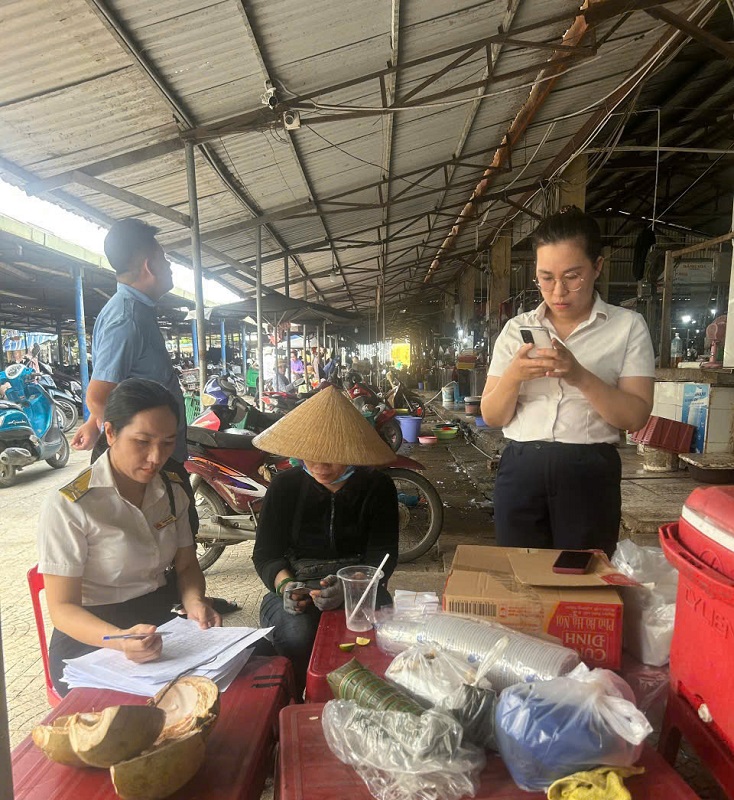 C&aacute;n bộ ng&agrave;nh thuế TP Đ&agrave; Nẵng đến từng hộ kinh doanh 