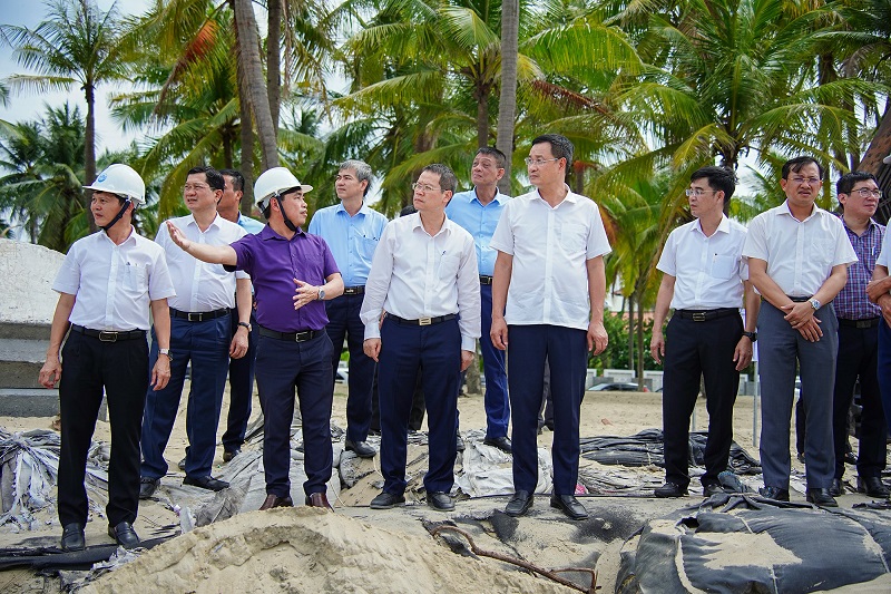 kiểm tra thực tế Dự án Khắc phục khẩn cấp tuyến kè bảo vệ sông Thu Bồn khu vực An Lương, xã Duy Nghĩa và khắc phục xói lở bờ biển Hội An.