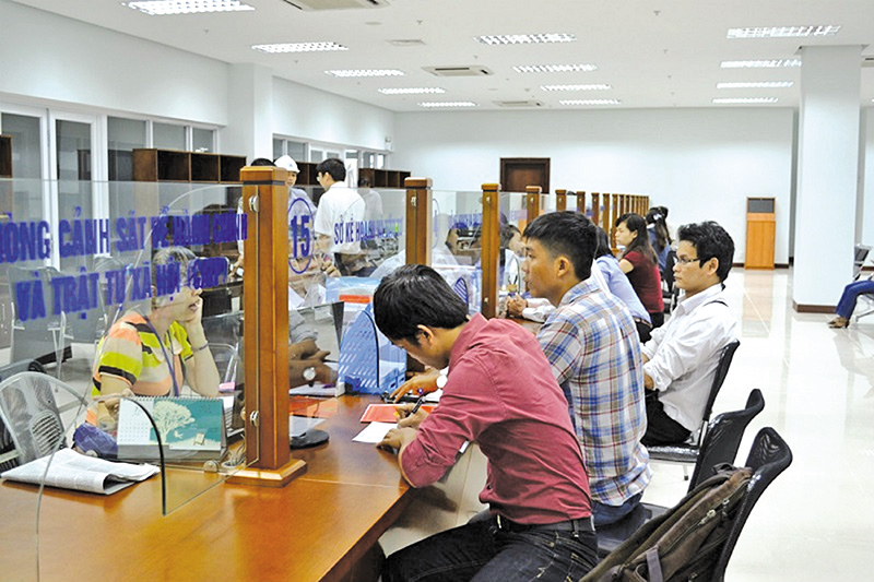 Người dân làm thủ tục hành chính tại Trung tâm Hành chính công TP. Đà Nẵng