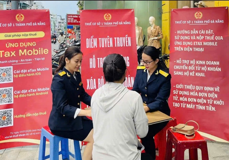 Cán bộ Thuế TP Đà Nẵng hướng dẫn các hộ kinh doanh thực hiện nghĩa vụ thuế đối với Nhà nước. Ảnh: Trương Việt