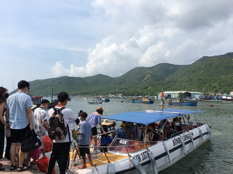 Du khách tham quan vịnh Nha Trang bằng ca nô du lịch. Ảnh: Linh Đan