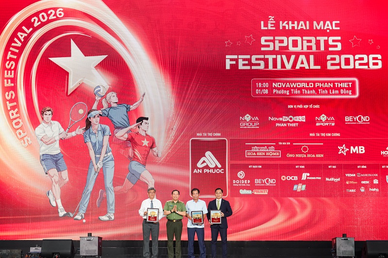 Thượng tướng L&ecirc; Văn Tuyến - Ủy vi&ecirc;n Trung ương Đảng, Thứ trưởng Bộ C&ocirc;ng an trao biểu trưng của l&atilde;nh đạo Bộ C&ocirc;ng an cho Ban tổ chức chương tr&igrave;nh