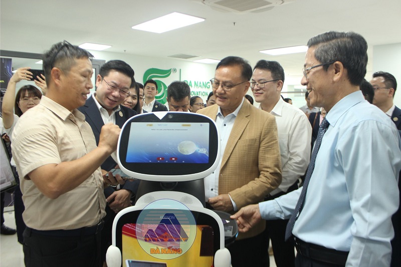 Cộng hòa Dân chủ Nhân dân (CHDCND) Lào Santiphab Phomvihane dẫn đầu có buổi làm việc, tìm hiểu về chuyển đổi số, vi mạch bán dẫn và trí tuệ nhân tạo tại thành phố Đà Nẵng.