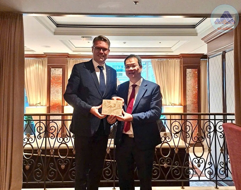 Chủ tịch UBND th&agrave;nh phố Nguyễn Mạnh H&ugrave;ng l&agrave;m việc với &ocirc;ng Jerome Morhet, Tổng Gi&aacute;m đốc điều h&agrave;nh ASCO Industries nhằm trao đổi về hợp t&aacute;c đầu tư, ph&aacute;t triển lĩnh vực c&ocirc;ng nghiệp h&agrave;ng kh&ocirc;ng tại Đ&agrave; Nẵng