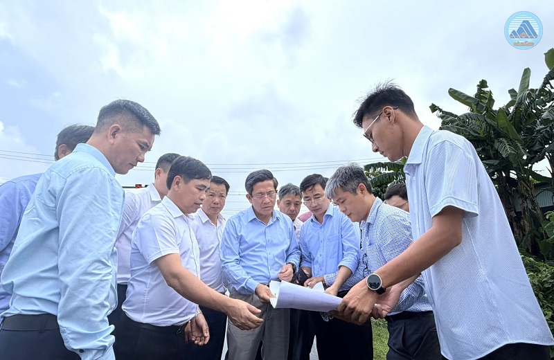 Ph&oacute; Chủ tịch UBND th&agrave;nh phố Trần Nam Hưng kiểm tra thực tế, nghe b&aacute;o c&aacute;o về t&igrave;nh h&igrave;nh triển khai Dự &aacute;n v&agrave; c&ocirc;ng t&aacute;c giải ph&oacute;ng mặt bằng.