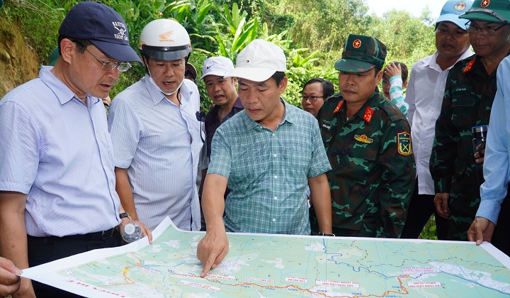 Chủ tịch UBND Thừa Thiên Huế Nguyễn Văn Phương khảo sát tuyến đường nối Nam Đông lên huyện A Lưới - Ảnh: H.B 