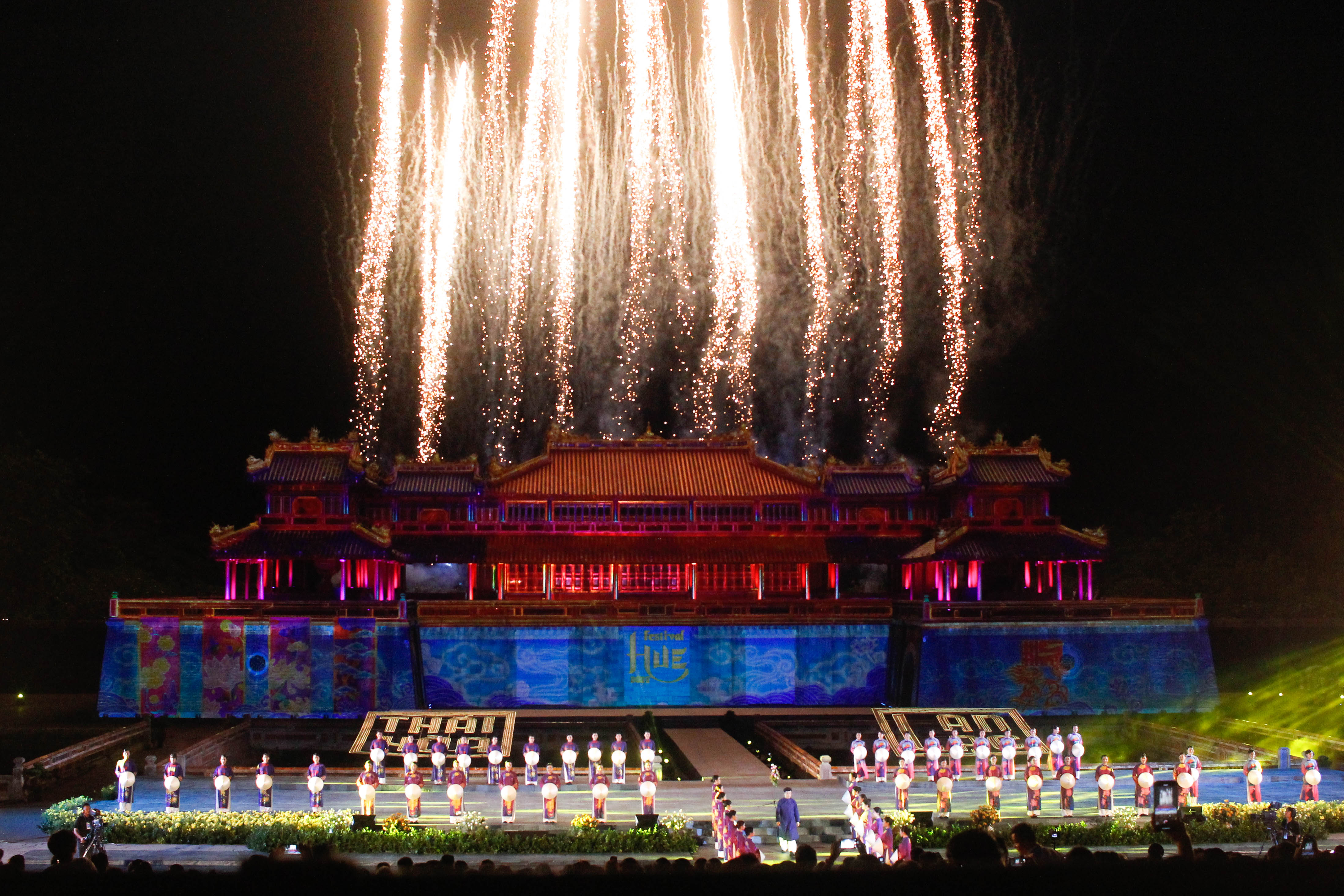 Chương trình khai màn Festival Huế năm nay thật sự ấn tượng - Ảnh: Kelvin Long 