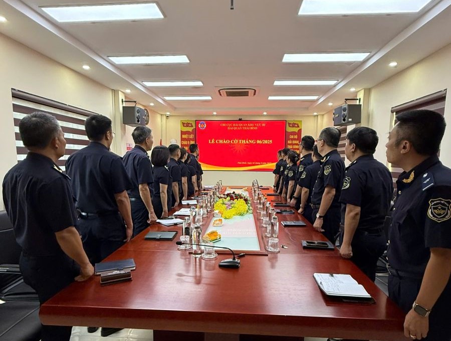 Cán bộ công chức Hải quan Thái Bình trong buổi lễ chào cờ và sinh hoạt dưới cờ