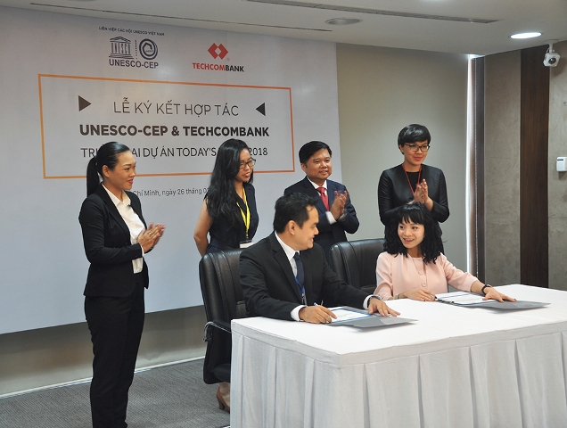 Đại diện Techcombank, bà Phạm Vũ Minh Đan cùng đại diện đối tác Unesco CEP, ông Phạm Hồng Anh ký kết chính thức với với Dự án đầu tiên là cuộc thi Talent Generation 2018.