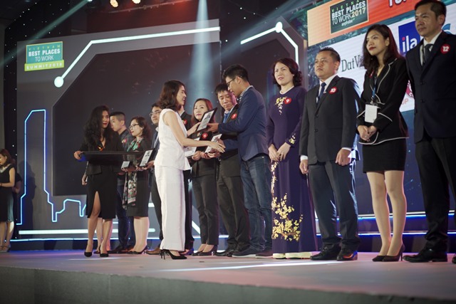Bà Nguyễn Tâm Trang, Phó Chủ tịch Nhân sự Unilever Việt Nam trao giải cho các doanh nghiệp nằm trong Top Nơi làm việc tốt nhất Việt Nam 2017