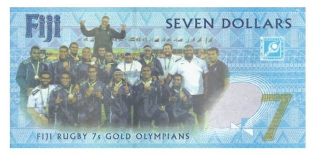 Mặt còn lại là ảnh toàn bộ đội tuyển Olympic bộ môn bóng Rugby Sevens, chụp cùng với Thủ tương Fiji - ông Josaia Voreqe Bainimarama.