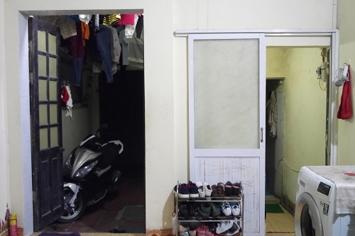 Căn nhà cấp 4 của chị Thu Lan dài 10m, bề ngang 3,5 m, nhà chia đôi ngay cửa ra vào, một bên là cổng, một bên là bếp và nhà tắm. Ảnh: NVCC.