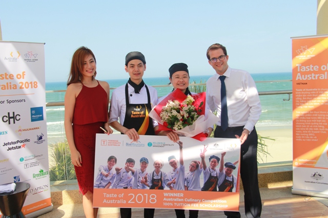 Các thí sinh đội thi đến từ Pegasus International UniCentre Hà Nội gồm Nguyễn Thị Hương Trà và Đỗ Quốc Bình nhận giải Nhất cuộc thi Taste of Australia 2018