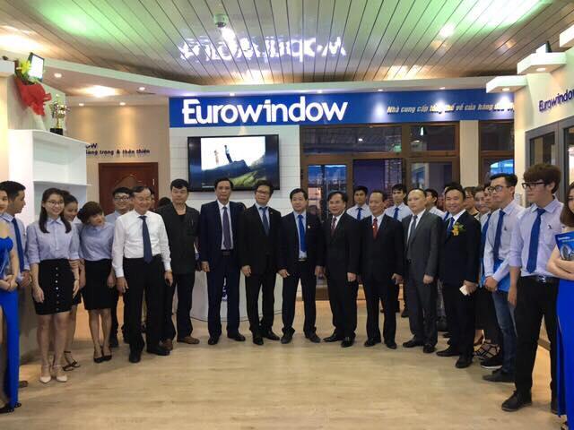 Đại diện lãnh đạo các cơ quan ban ngành, hiệp hội thăm quan khu trưng bày sản phẩm của Eurowindow ngay sau lễ khai mạc Vietbuild Đà Nẵng 2018