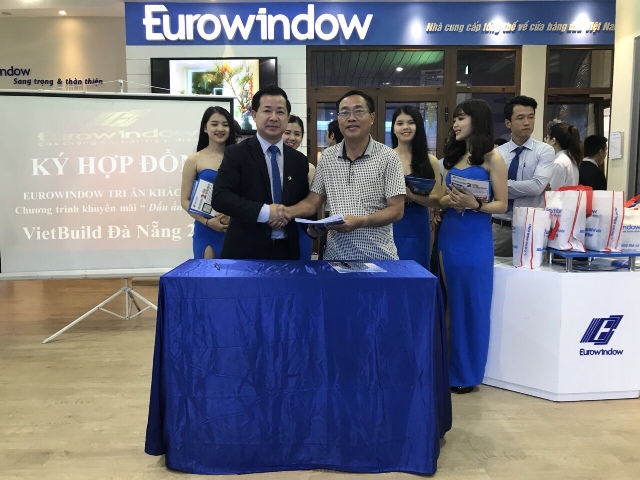 Một số khách hàng ký hợp đồng cung cấp và lắp đặt cửa Eurowindow ngay tại Vietbuild Đà Nẵng 2018