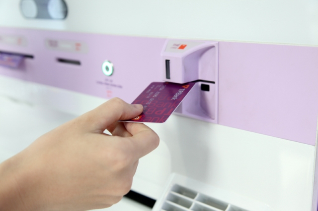 Muốn nhận thẻ ATM, khách hàng chỉ cần tới LiveBank, bấm nút kết nối với tư vấn và yêu cầu phát hành thẻ thay vì phải tới chi nhánh ngân hàng truyền thống