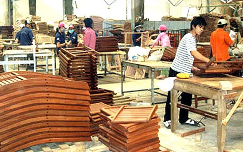 Nhu cầu gỗ nguyên liệu ngày một tăng cho chế biến đồ gỗ xuất khẩu. (Ảnh minh họa: KT)