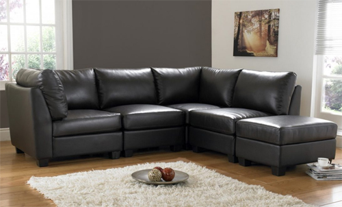 Sofa da nóng nhưng lại được nhiều nhà ưa chuộng vì đem lại cảm giác êm ái. Ảnh: Moto.