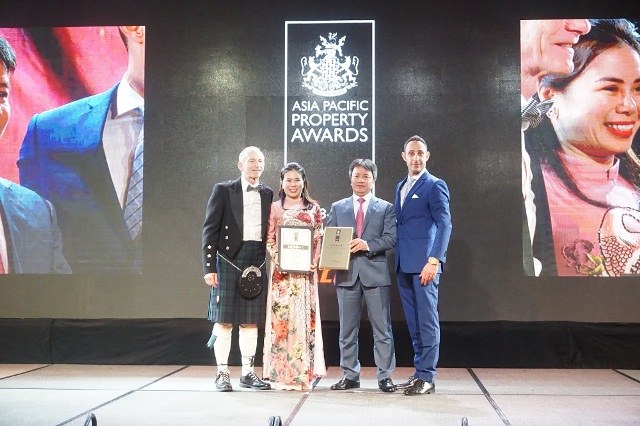 Đại diện Vinhomes nhận giải “Khu đô thị tốt nhất Việt Nam 2018” cho KĐT Vinhomes Riverside do APPA vinh danh