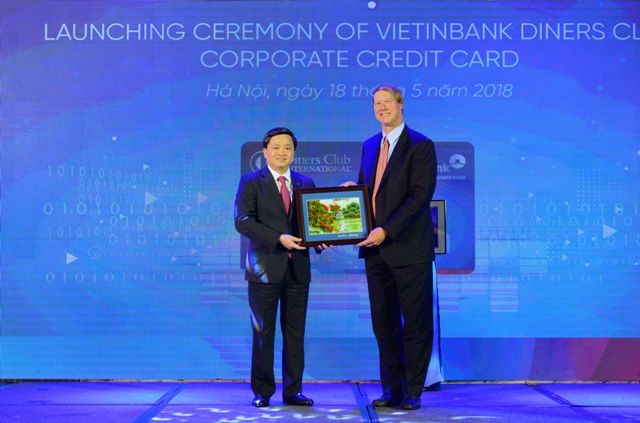 Ông Lê Đức Thọ (bên trái) tặng quà lưu niệm ông David Nelms - Chủ tịch kiêm Tổng Giám đốc điều hành Discover Finanical Services
