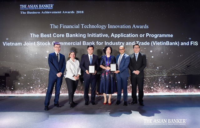 1-	Hai đại diện của VietinBank là ông Trần Công Quỳnh Lân và bà Trần Thị Minh Đức (đứng giữa) nhận Giải Thưởng “Chương trình đổi mới Core Banking tốt nhất” từ The Asian Banker