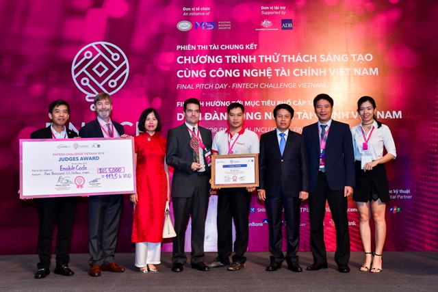 Phó Tổng Giám đốc BIDV – Ông Trần Phương (thứ 2 từ phải sang)  chụp ảnh lưu niệm với đại diện Enable Code	 - đơn vị đạt giải Công ty FinTech  truyền cảm hứng tốt nhất tại FCV 2018.