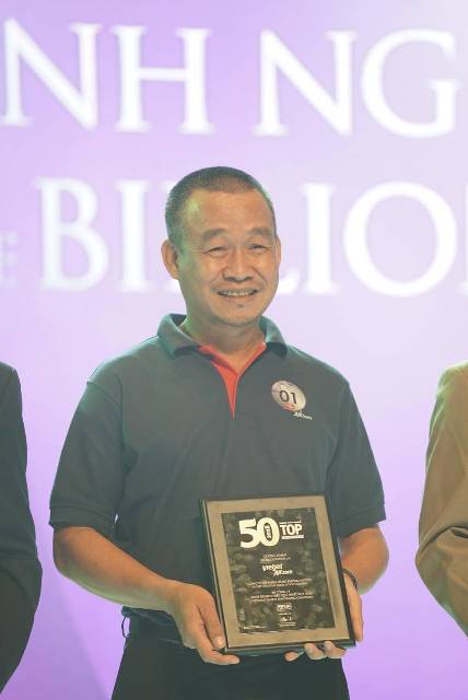 Giám đốc Điều hành Vietjet Lưu Đức Khánh nhận giải thưởng Top 50 Công ty kinh doanh hiệu quả nhất Việt Nam