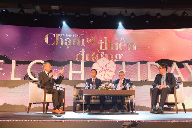 Ông Lê Thành Vinh, Phó Chủ tịch Thường trực Tập đoàn FLC thảo luận cùng các lãnh đạo của tổ chức RCI  trong lễ ra mắt FLC Holiday  