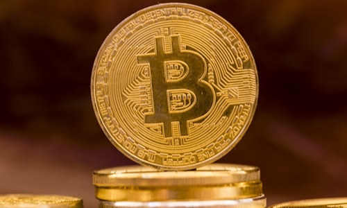 Giá Bitcoin hiện quanh 6.000 USD một đồng. Ảnh: AFP