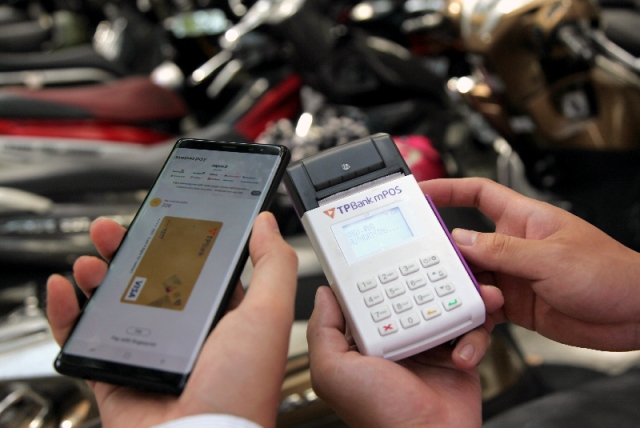 Samsung Pay có thể thanh toán dễ dàng, tiện lợi với những máy đọc thẻ chấp nhận thanh toán không tiếp xúc như TPBank mPOS