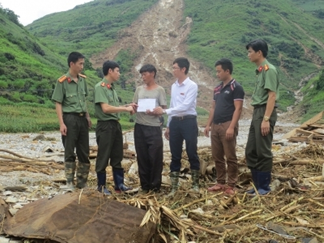 Đại diện Báo CAND, Công an tỉnh Hà Giang và Agribank Quản Bạ thăm hỏi, chia sẻ tới gia đình anh Lò Chính Cồ 
