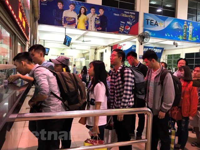 Hành khách mua vé tại bến xe Mỹ Đình. (Ảnh: Việt Hùng/Vietnam+)