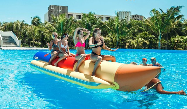 Du khách quốc tế trải nghiệm vui chơi, giải trí tại Cam Ranh Riviera Beach Resort & Spa - resort đẳng cấp 5 sao đầu tiên tại Bãi Dài.