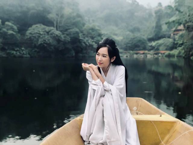 Kim Oanh với tạo hình xinh đẹp trong MV “Yêu là kiếp mộng”