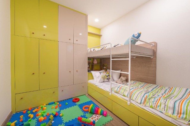 Phòng ngủ nhỏ cho các con được bố trí khoa học, đảm bảo sự thoải mái và thông thoáng với nhiều sắc màu rực rỡ.